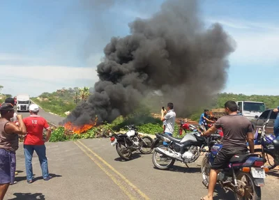 Manifestantes bloqueiam acesso ao município de Buriti dos Montes