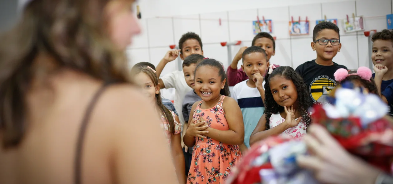 Meninas esperando o seu presente 