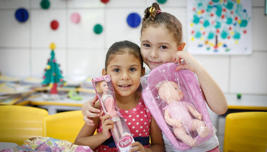 Meninas felizes com o presente 