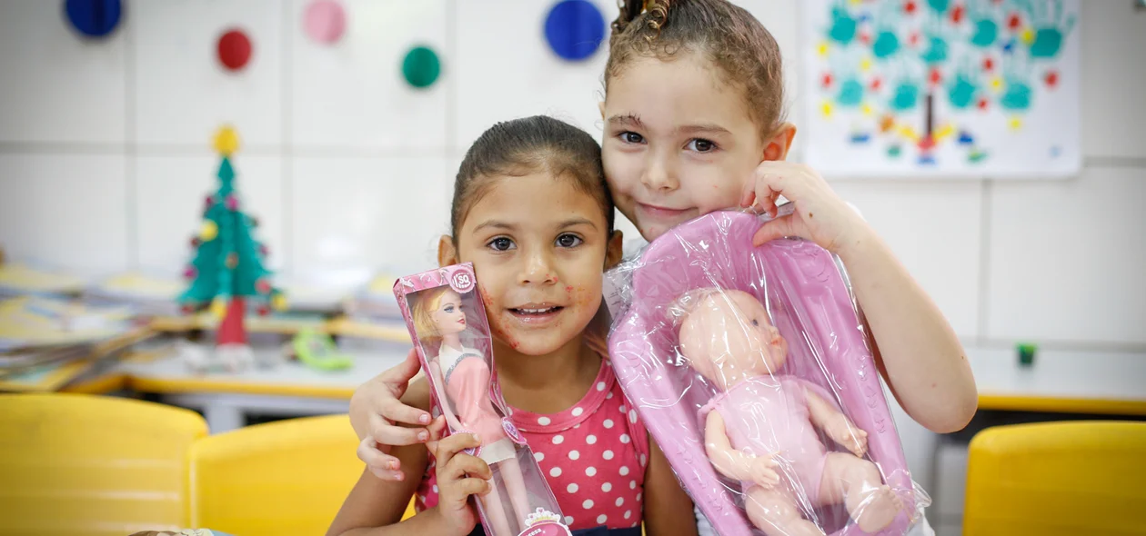 Meninas felizes com o presente 