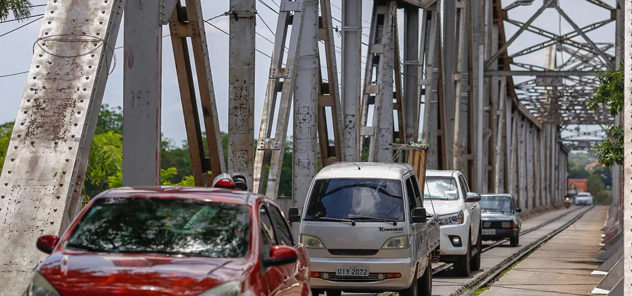 Movimentação de veículos na ponte