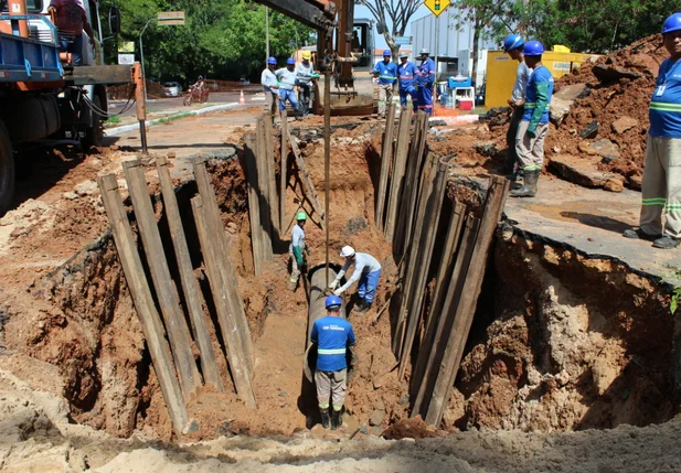 Obras sendo realizadas na via