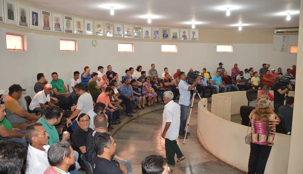 Público lota galerias da Câmara