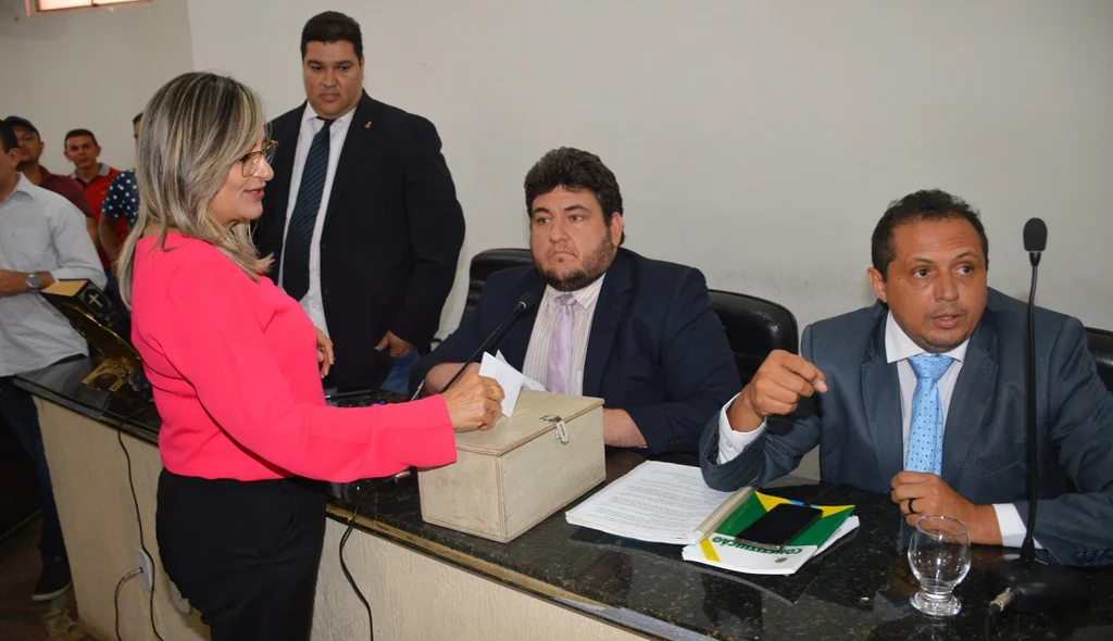 Vereadora Valdívia Santos deposita voto na urna