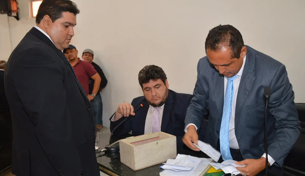 Vereadores fazem apuração dos votos