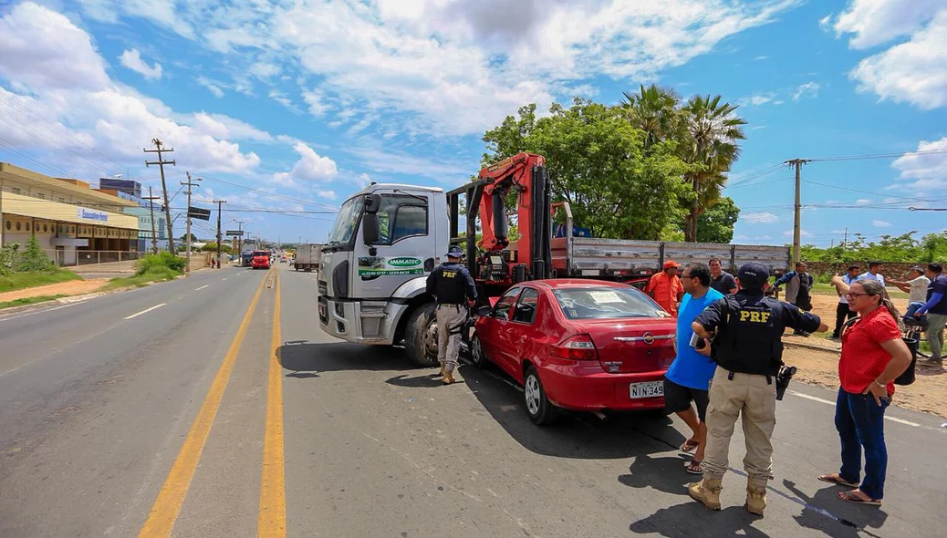 Acidente entre caminhão e veículo de passeio deixou um ferido