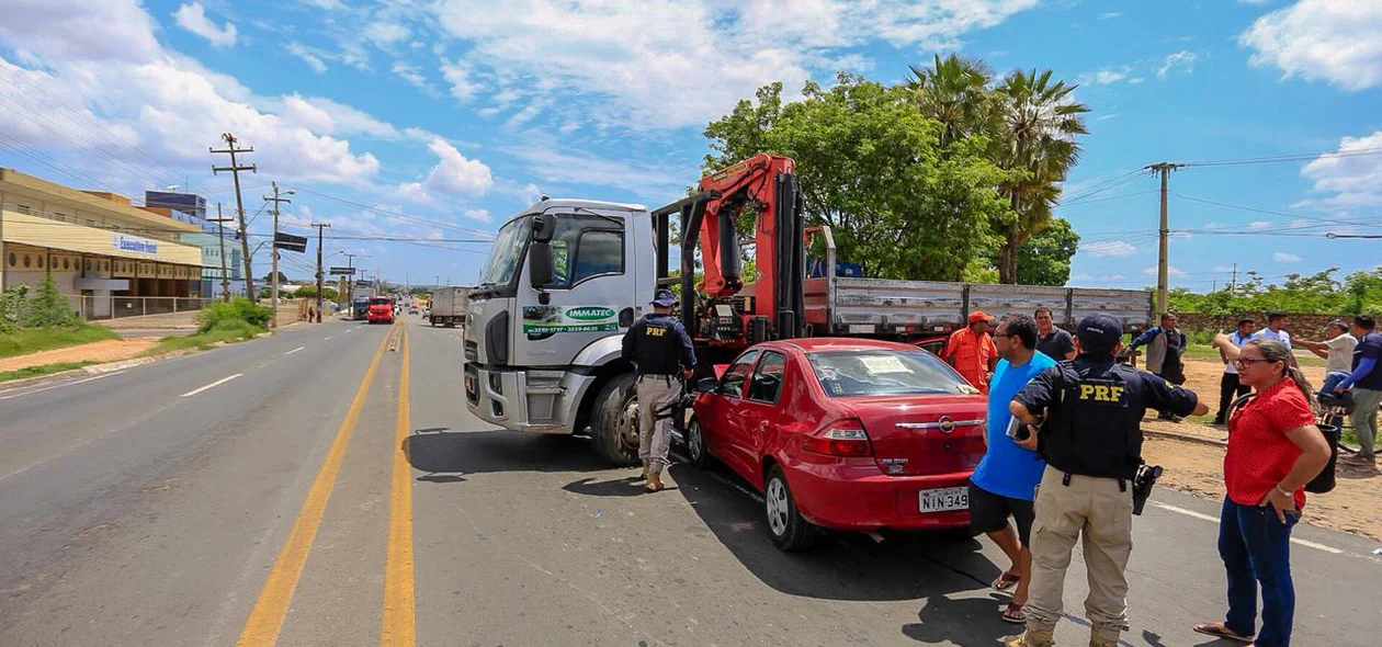 Acidente entre caminhão e veículo de passeio deixou um ferido