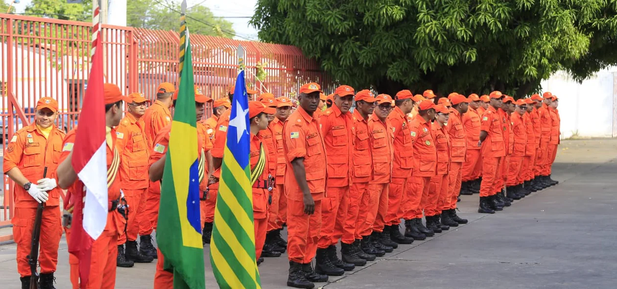 Formação de bombeiros em Teresina