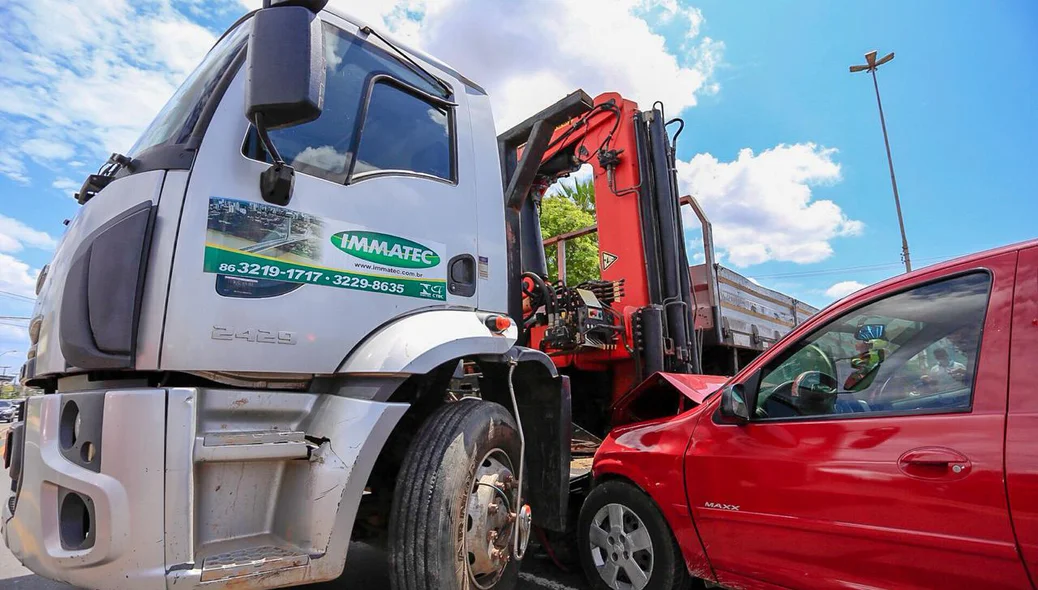 Motorista do veículo de passeio teve apenas ferimentos leves