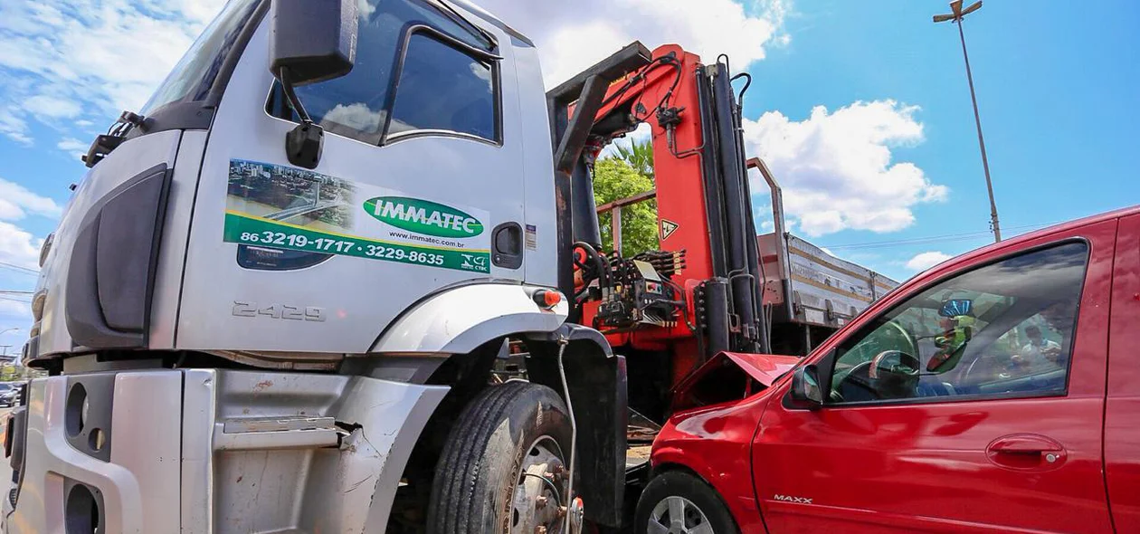 Motorista do veículo de passeio teve apenas ferimentos leves