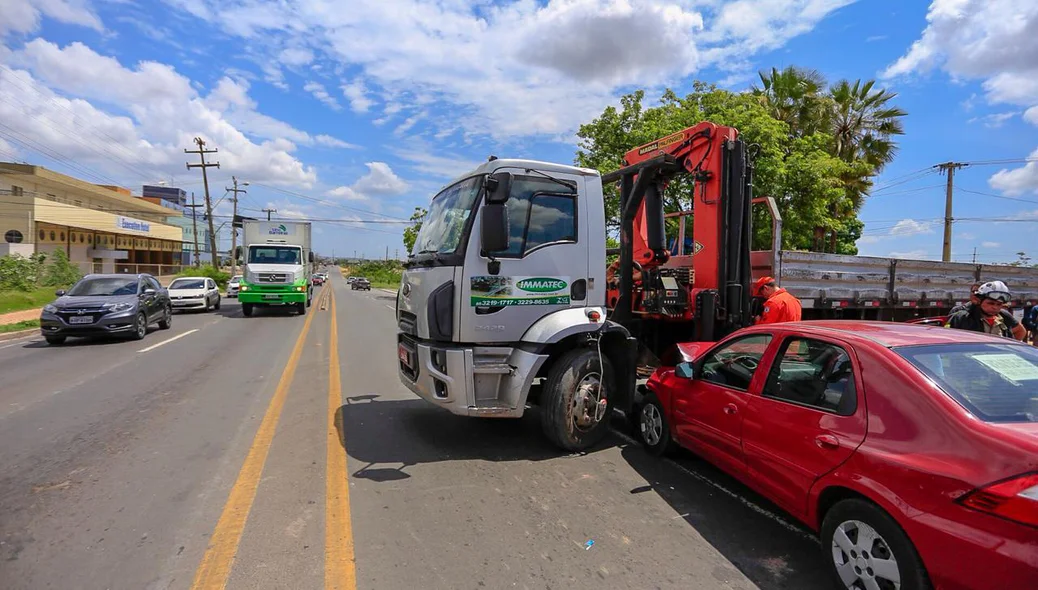 Trânsito ficou lento após o acidente na BR 343