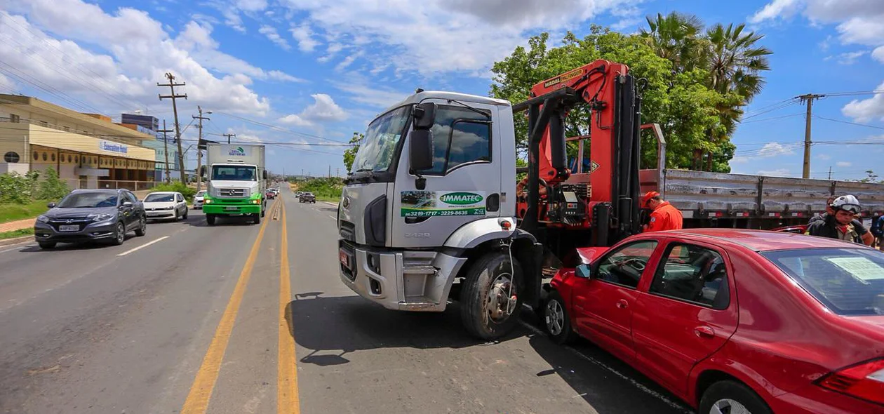 Trânsito ficou lento após o acidente na BR 343