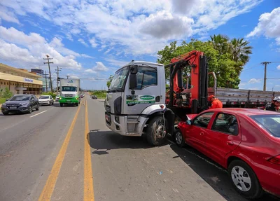 Trânsito ficou lento após o acidente na BR 343