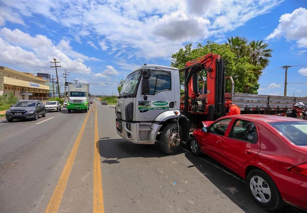 Trânsito ficou lento após o acidente na BR 343