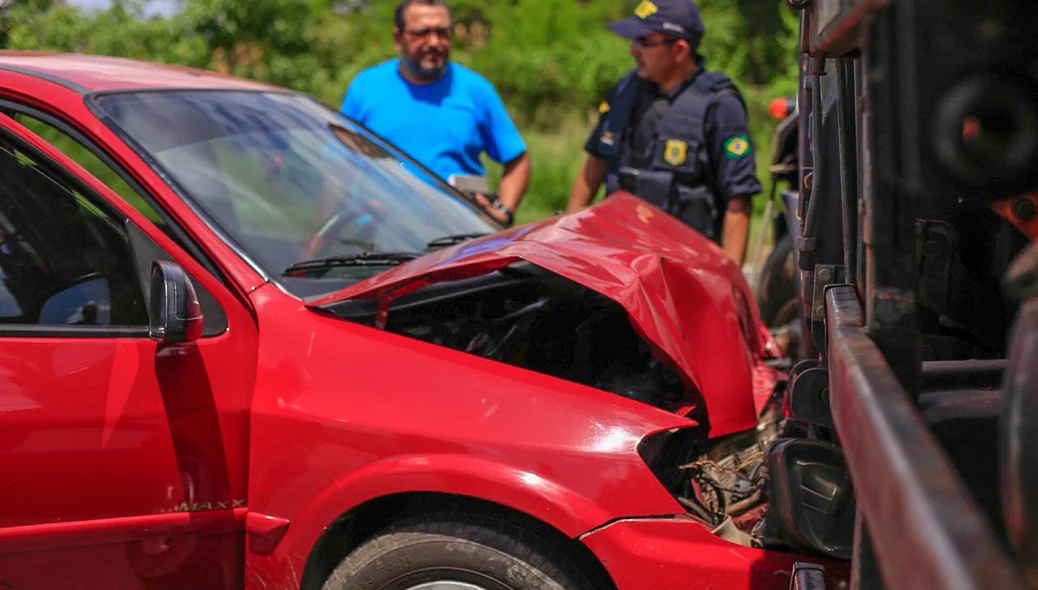 Veículo envolvido no acidente ficou parcialmente destruído