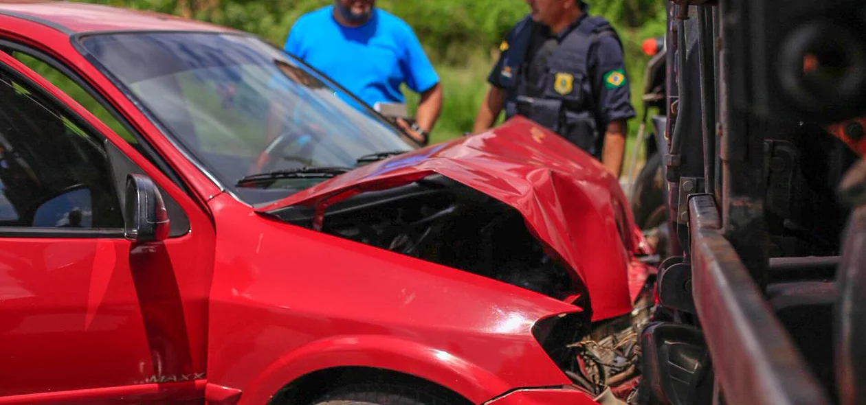 Veículo envolvido no acidente ficou parcialmente destruído