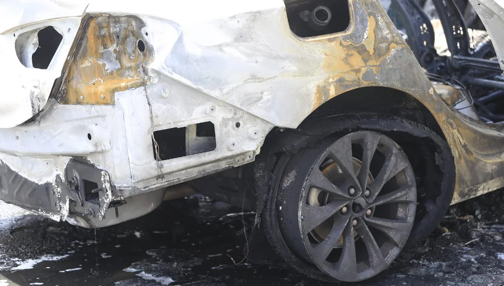 Carro de luxo ficou destruído 