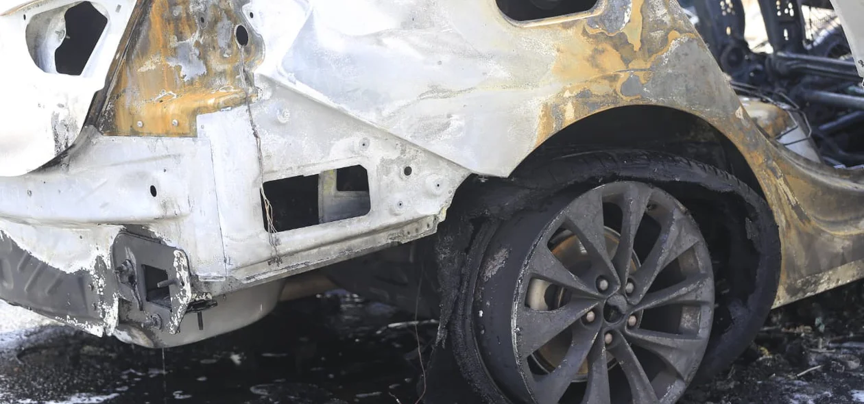 Carro de luxo ficou destruído 