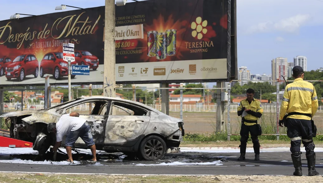 Carro de luxo pegou fogo e ficou completamente destruído na manhã desse sábado