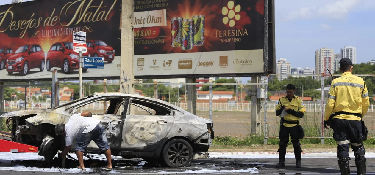 Carro de luxo pegou fogo e ficou completamente destruído na manhã desse sábado
