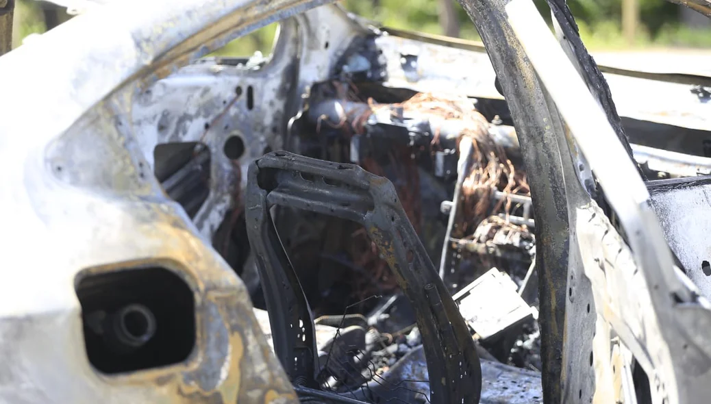 Carro ficou completamente destruído 