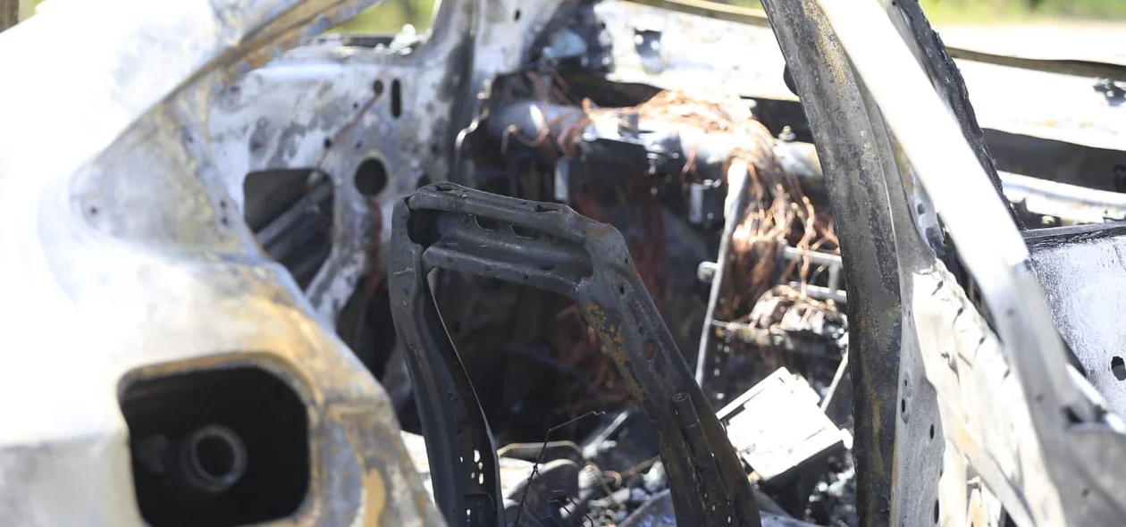 Carro ficou completamente destruído 