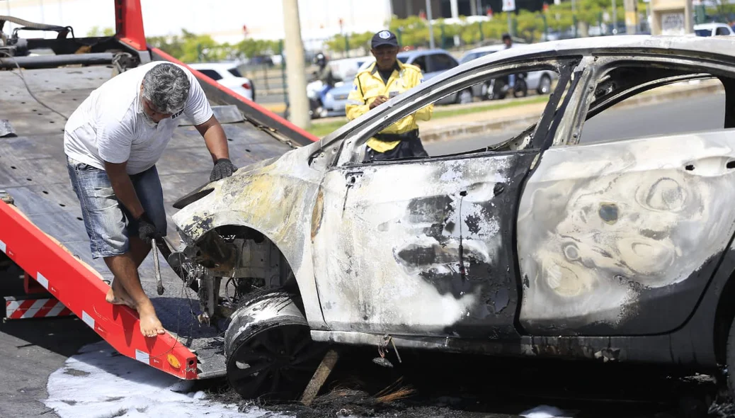 Carro pegou fogo na Avenida Raul Lopes 