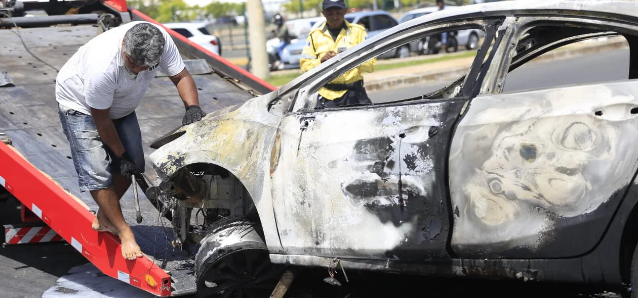 Carro pegou fogo na Avenida Raul Lopes 