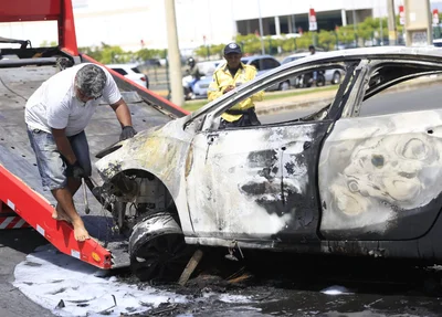 Carro pegou fogo na Avenida Raul Lopes 