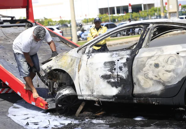 Carro pegou fogo na Avenida Raul Lopes 