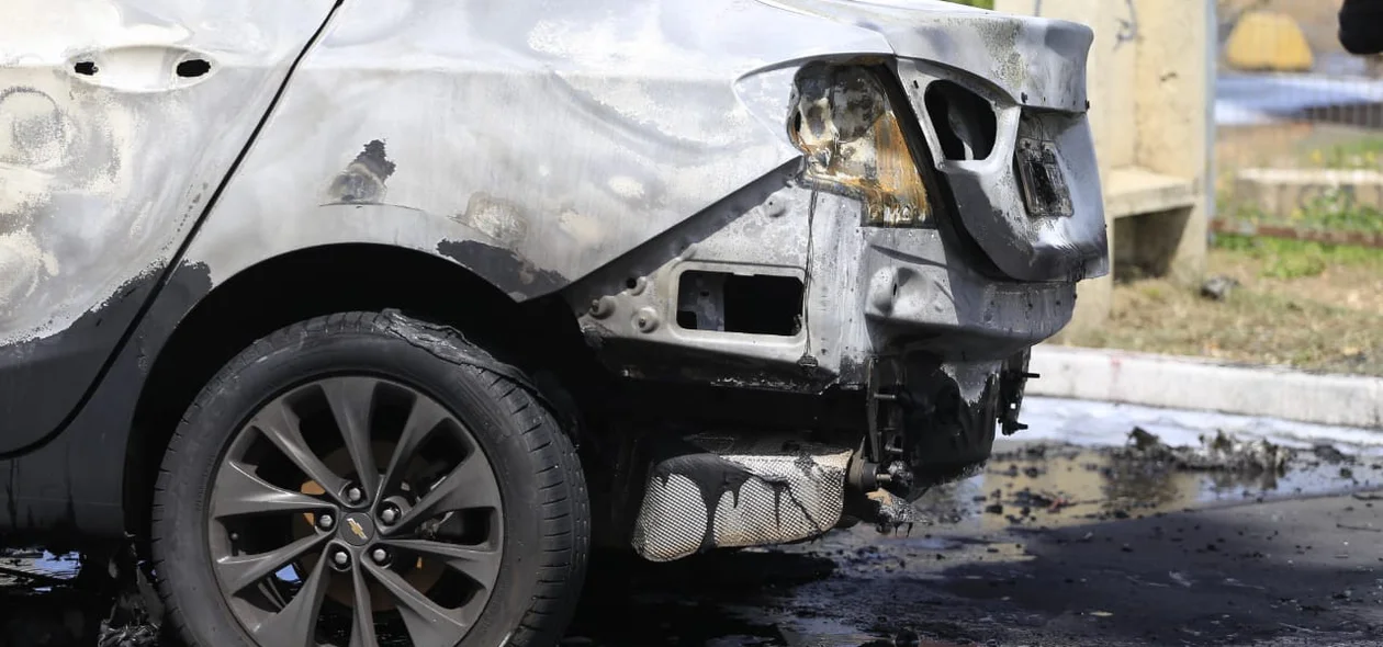 Carro pegou fogo próximo ao Teresina Shopping