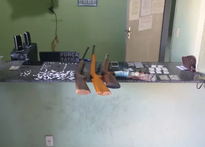 Droga e armas apreendidas pela Polícia Militar em Isaias Coelho