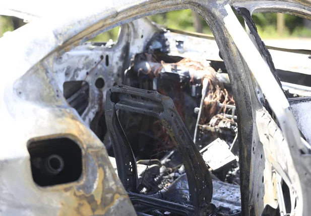 Veículo fica destruído após pegar fogo na Raul Lopes 
