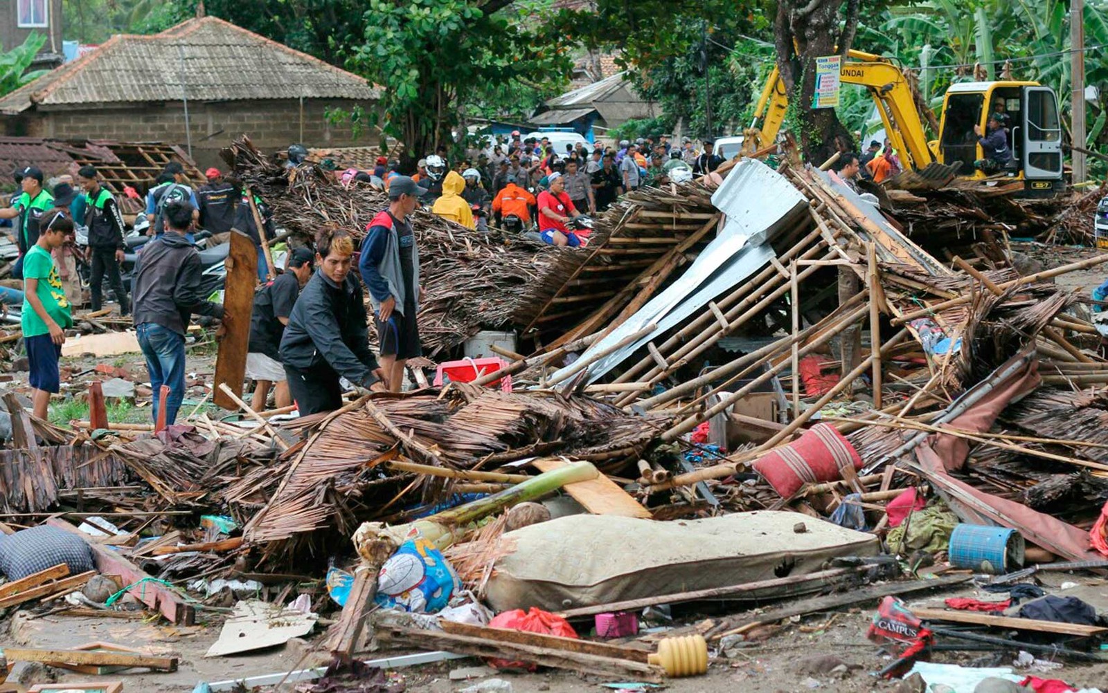 Destruição após tsunami na Indonésia