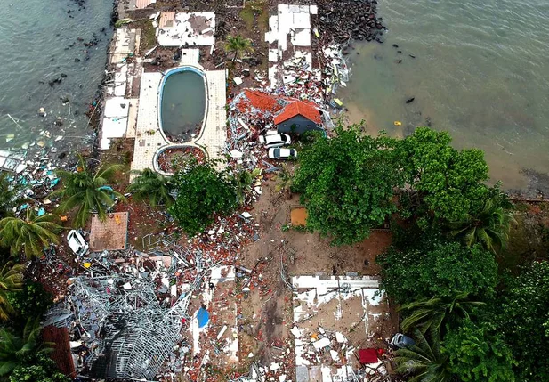 Imagem aérea mostra edifícios destruídos após Tsunami na Indonésia