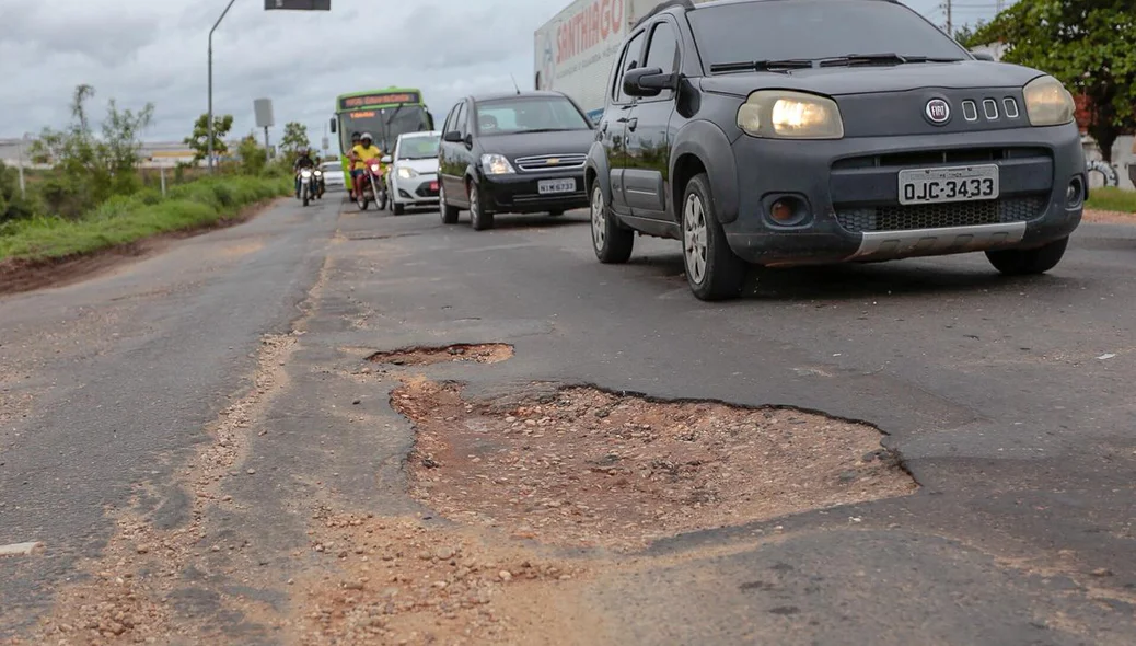 Carros e motos são obrigados a trafegar na contramão por conta dos problemas estruturais na rodovia