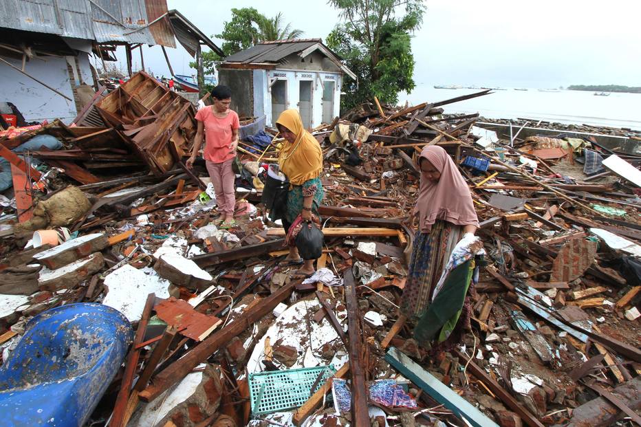 Famílias procuram objetos em meio a escombros após tsunami na Indonésia