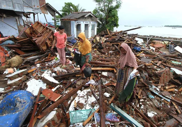 Famílias procuram objetos em meio a escombros após tsunami na Indonésia