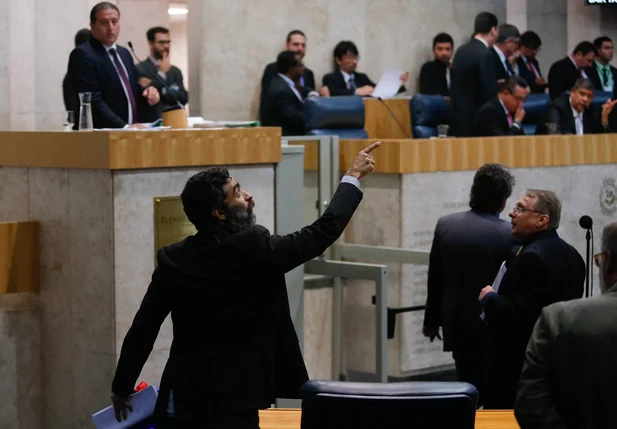Confusão durante a segunda votação do projeto de lei que trata da reforma da previdência municipal de São Paulo