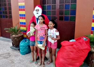 O empresário Jurandir trajado de Papai Noel em entrega de presentes