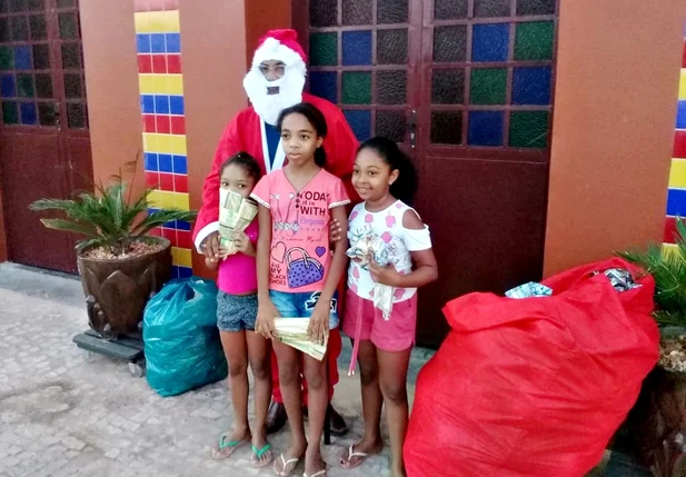 O empresário Jurandir trajado de Papai Noel em entrega de presentes