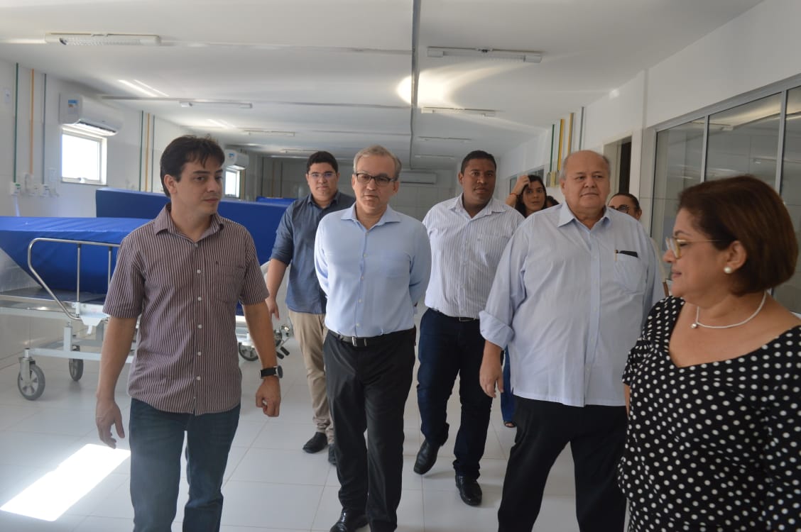 Prefeito Firmino Filho durante visita a UPA do Satélite