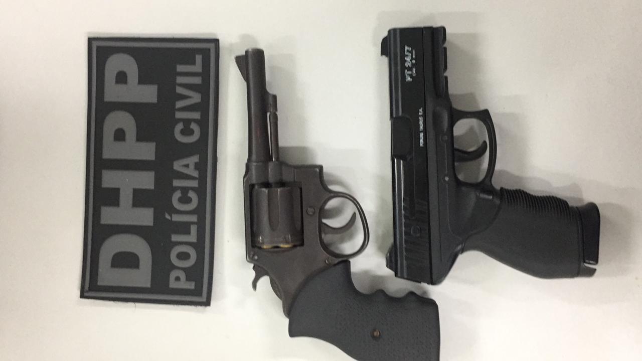 Revólver usado no crime e o simulacro de pistola apreendido pelos policiais do DHPP