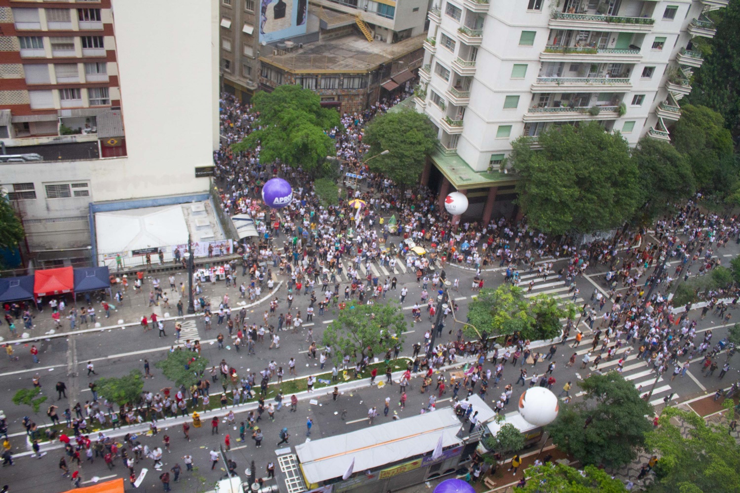 Servidores realizam protesto em frente à Câmara Municipal de São Paulo