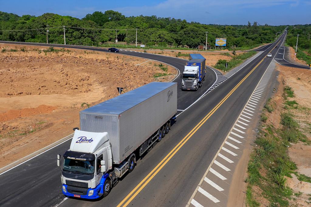 Caminhoneiros passando pelo Rodoanel