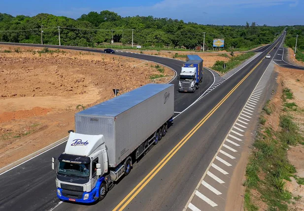 Caminhoneiros passando pelo Rodoanel