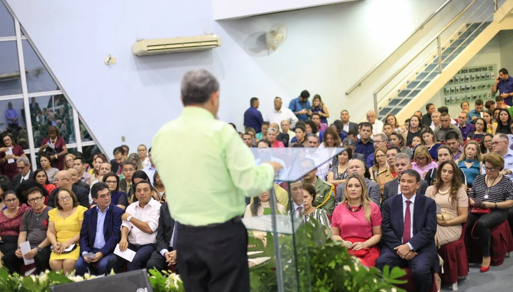 Presentes prestam atenção no pastor