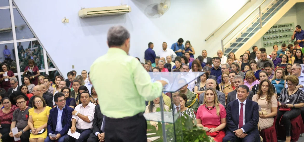 Presentes prestam atenção no pastor