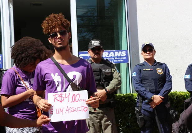 Usuários de transporte coletivo manifestam contra o aumento da fatura 