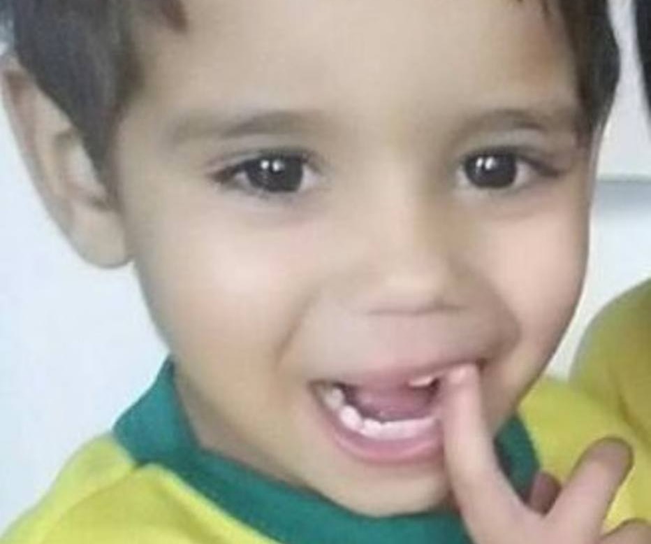 Criança de 3 anos se perde da mãe e morre atropelada no metrô em SP
